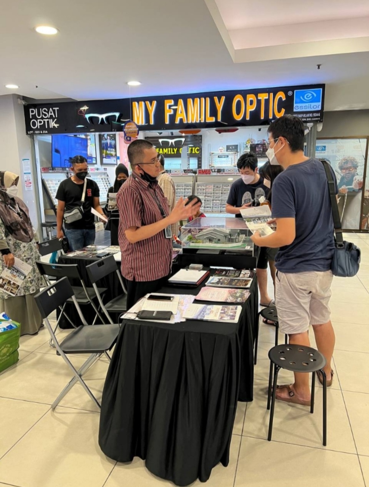 Perbincangan di Shopping Mall